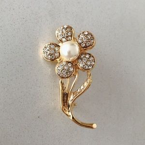 Vintage gold pearl flower brooch pin